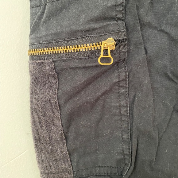 Black capris with zips and elastic waistband - Picture 5 of 6